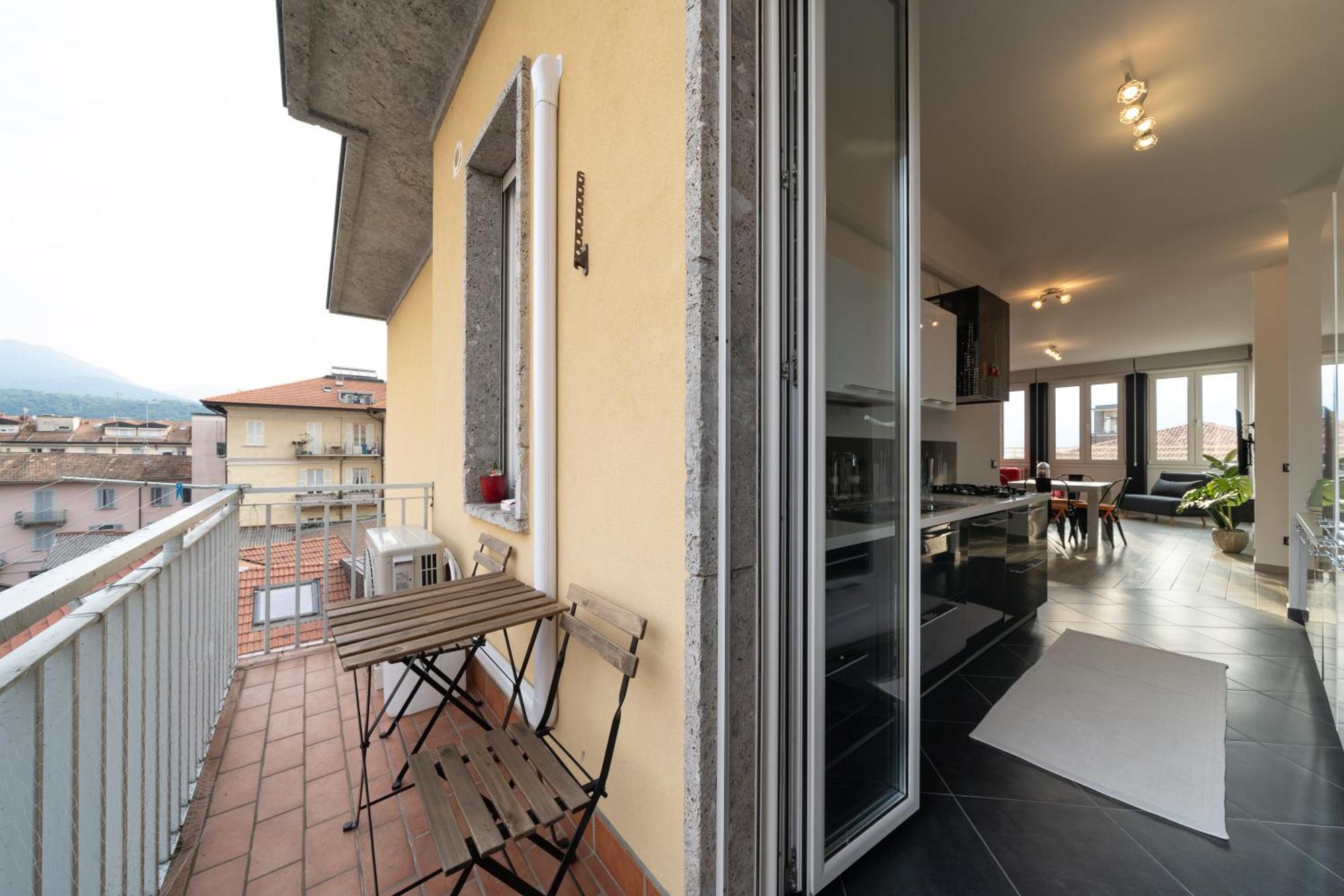 Honey House - Vista Lago E Montagne Luino Exterior photo
